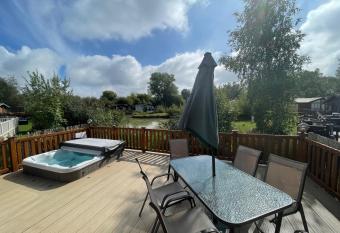 Luxury Lakeside Lodge L1 with hot tub situated at Tattershall Lakes Country Park has rooms with a private hot tub