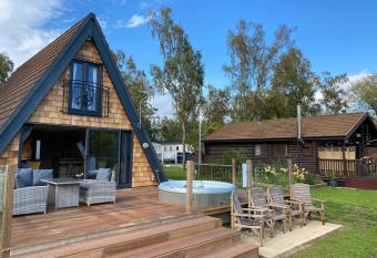 Widgeon Bespoke Cabin is lakeside with Private fishing peg, hot tub situated at Tattershall Lakes Country Park has rooms with a private hot tub