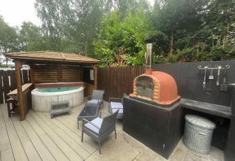 Woodpecker Log Cabin with hot tub, pizza oven bbq entertainment area, lakeside with private fishing peg situated at Tattershall Lakes has rooms with a private hot tub