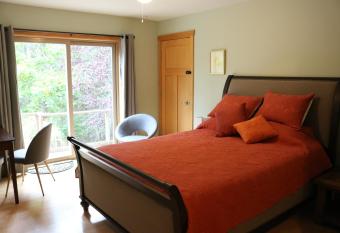 Five Elements Lodge B&B with Outdoor Spa has rooms with a private hot tub