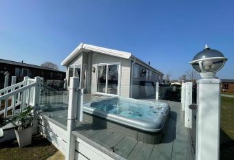 Indulgence lakeside lodge i1 with hot tub, private fishing peg situated at Tattershall Lakes Country Park has rooms with a private hot tub