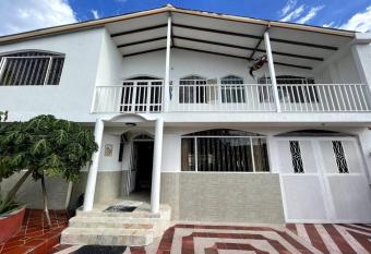 Hermosa y espaciosa casa familiar en Anapoima has Balcony rooms