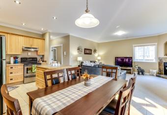 Grandma's Elephant Hideaway has Balcony rooms