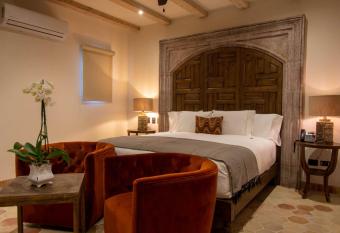 Casa 1810 Parque Hotel Boutique has rooms with a private hot tub