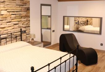 Loft rom  ntic Ca l Enric Viqu  -Baix Empord   allows 18 year olds to book a room
