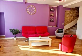 Grande maison de ville r  nov  e avec cour et fibre allows 18 year olds to book a room