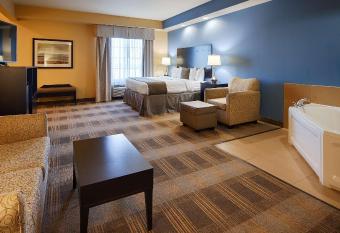 Best Western PLUS Fort Worth Forest Hill Inn & Suites has rooms with a private hot tub