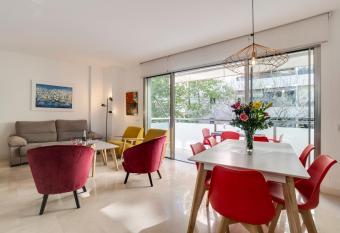 Modern Apartment next the Beach has Smoking rooms