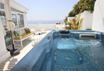 Deluxe Apartment with Jacuzzi has Smoking rooms