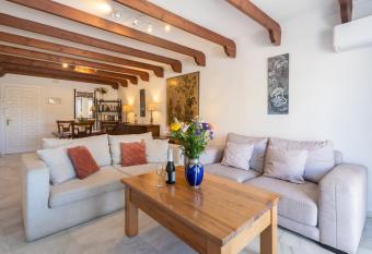 Comfortable Yacht Club Apartment has Smoking/Balcony rooms