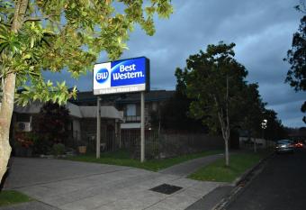 Best Western Parkside Motor Inn allows 18 year olds to book a room
