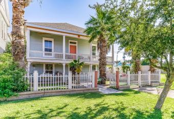 East Beach Beauty has Balcony rooms