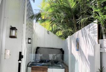 Private Outdoor Spa, Fire Pit, Cinema Room - THE COTTAGE COOLUM BEACH has rooms with a private hot tub