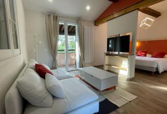 L Estirado des Adrets has Balcony rooms