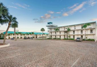Days Inn & Suites by Wyndham Lake Okeechobee has Balcony rooms