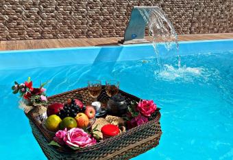 Casa Luxo com Piscina e   rea gourmet    2 minutos da praia com Wifi em Unamar Cabo Frio RJ has Smoking rooms