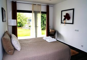 Garden Apartment Dona Am  lia has Balcony rooms