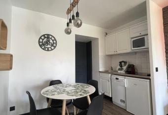 Appartement Design 4 personnes Deauville , parking,piscine priv  e has rooms with a private hot tub