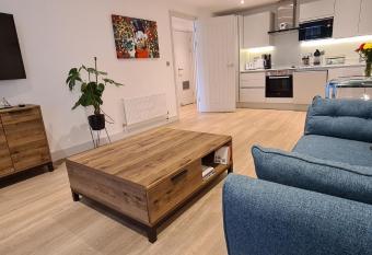 Luxury 1 Bedroom Waterside Apartment in Gloucester Docks has Balcony rooms