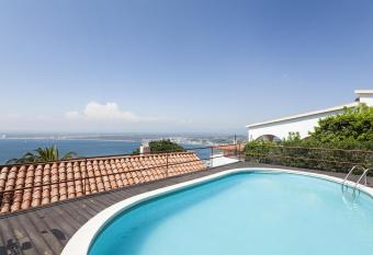 House vista bella allows 18 year olds to book a room