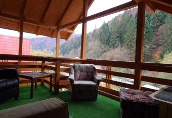 Pensiunea Aurora -Hostel Voineasa has Balcony rooms