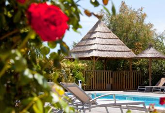 Le Mas de Cocagne has Balcony rooms