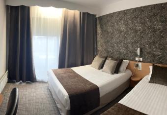 The Originals City, H  tel Villancourt, Grenoble Sud (Inter-Hotel) allows 18 year olds to book a room