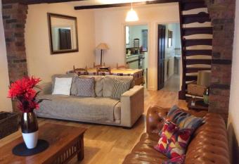 Cosy Central Windsor House Sleeps 4 allows 18 year olds to book a room