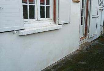 Chambre priv  e allows 18 year olds to book a room