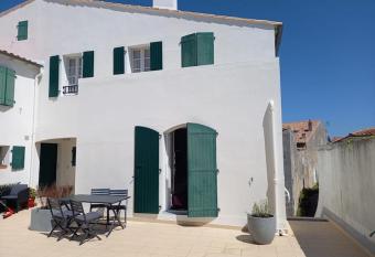 St Mart. l   lot Rh  a has Balcony rooms