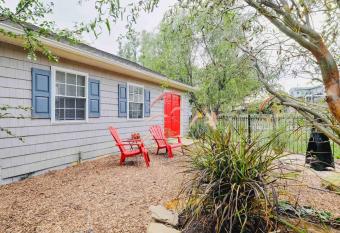 Fox Cottage has Balcony rooms