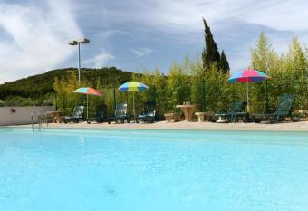 Hotel Le Lagon allows 18 year olds to book a room