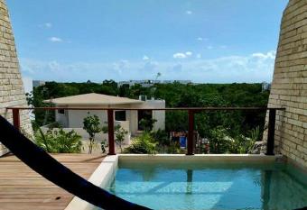 Chic PH Private Pool Rooftop 5 min to beachfront has rooms with a private hot tub