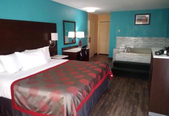 Ramada by Wyndham Groton/Mystic has rooms with a private hot tub