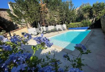 Velezia Guesthouse has Balcony rooms