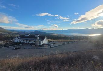 Autumn Lane, modern Farmhouse Style B&B with Stunning Lakeviews allows 18 year olds to book a room