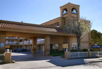 Days Inn by Wyndham Hayward Airport has Smoking rooms