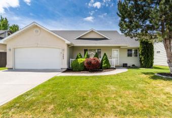 CHARMING Home Near Hospital - FREE Netflix has Balcony rooms