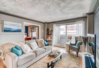 NY Vibes! has Balcony rooms