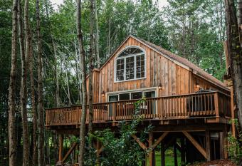 MoonLight Treehouse At Belgrade Hospitality has rooms with a private hot tub