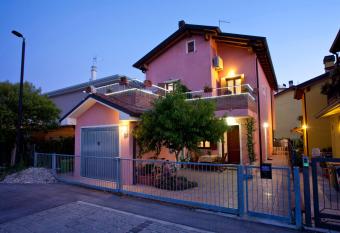 Locazioni Turistiche By Max has Balcony rooms