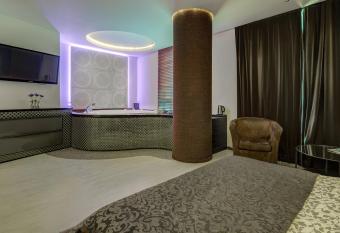 Apartments with jaccuzi has rooms with a private hot tub