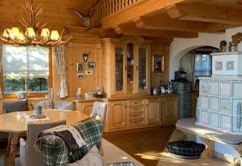 Maris Luxus-Bergvilla has Balcony rooms