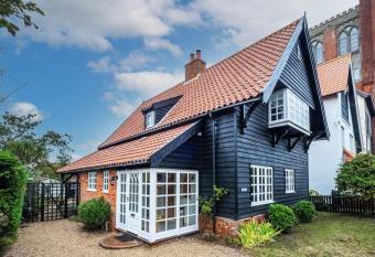 Micawbers - Aldeburgh Coastal Cottages has Balcony rooms