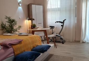 Angelina apartmani. allows 18 year olds to book a room