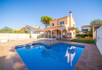 Holiday Home Dakota allows 18 year olds to book a room