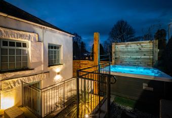 Grade 2 Listed 2 bedroom Pet Friendly - Parking - Hot Tub - very quiet has rooms with a private hot tub