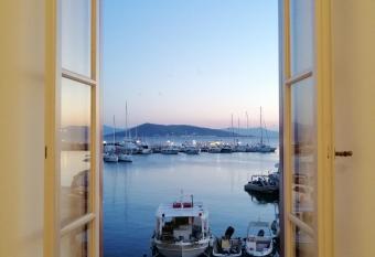 Aegina Port Apt 4 allows 18 year olds to book a room