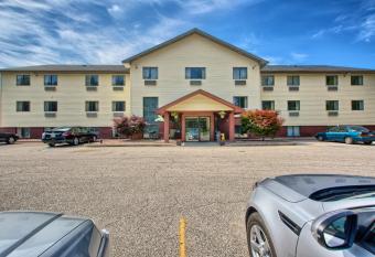 Rodeway Inn allows 18 year olds to book a room