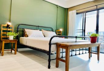 Grasshopper Bed and Cafe has Balcony rooms